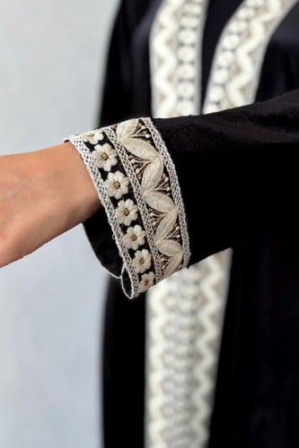 عباية مخمل أسود شتوي بتطريز هندي