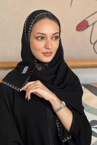 طرحة بـ قماش شيفون أسود بطرف من الكريستال