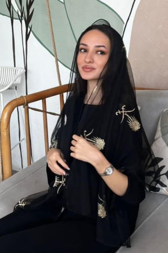 طرحة بـ قماش تل شفاف أسود بتطريز الشعار السعودي