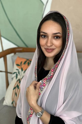 طرحة بـ قماش بانوراما وردي بطرف مزين بكلفة تطريز م...