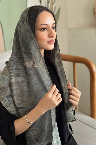 طرحة بـ قماش مموج رمادي بتدرجات رخامية