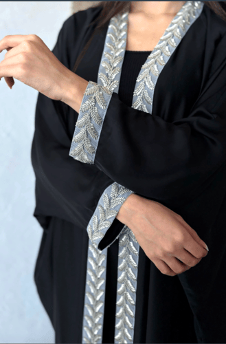 عباية بـ قماش حراير اسود بطرف مطرز