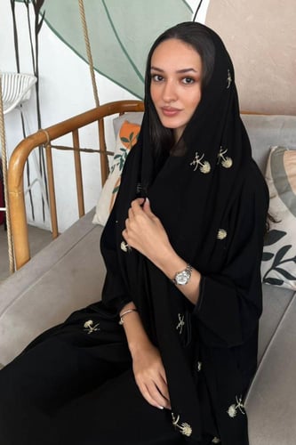 طرحة بـ قماش ليزر أسود بتطريز الشعار السعودي