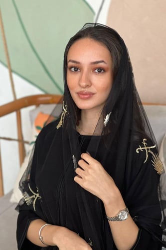 طرحة بـ قماش تل شفاف أسود بتطريز الشعار السعودي