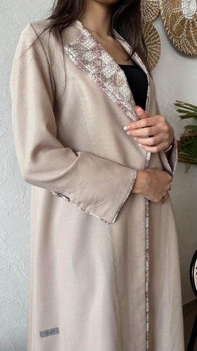 عباية بـ قماش ميني مات بيج بطرف هندسي