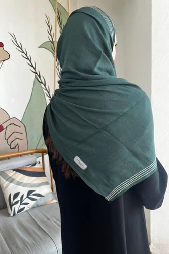 طرحة بـ قماش لينن أخضر بطرف مقلم