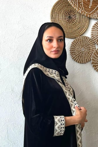 عباية مخمل أسود شتوي بتطريز هندي