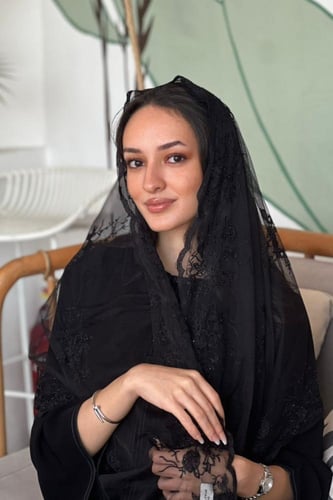 طرحة بـ قماش تُل أسود بدانتيل مطرز