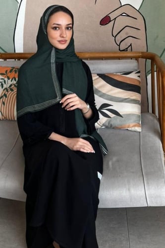 طرحة بـ قماش لينن أخضر بطرف مقلم