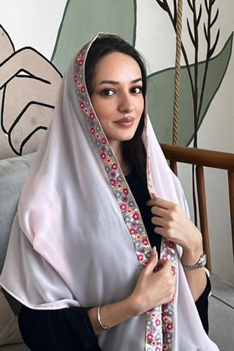 طرحة بـ قماش بانوراما وردي بطرف مزين بكلفة تطريز م...