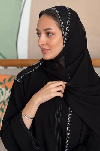 طرحة بـ قماش شيفون أسود بطرف من الكريستال