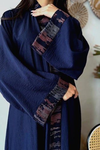 عباية بـ قماش كريب بحريني كحلي بطرف كشميري