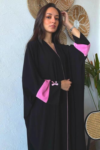 عباية مشلح بـ قماش كريب ملكي اسود بطرف وردي