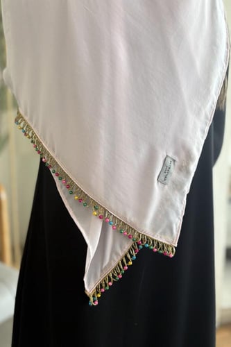 طرحة بـ قماش بانوراما وردي بطرف مزين باللولو الملو...