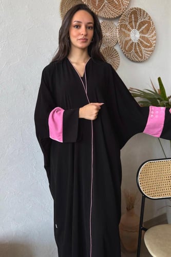 عباية مشلح بـ قماش كريب ملكي اسود بطرف وردي