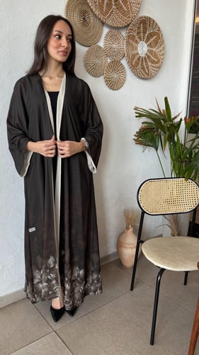 عباية بـ قماش كريب خفيف بوجهين زيتي و بيج