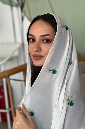 طرحة بـ قماش ليزر أبيض بتطريز الشعار السعودي