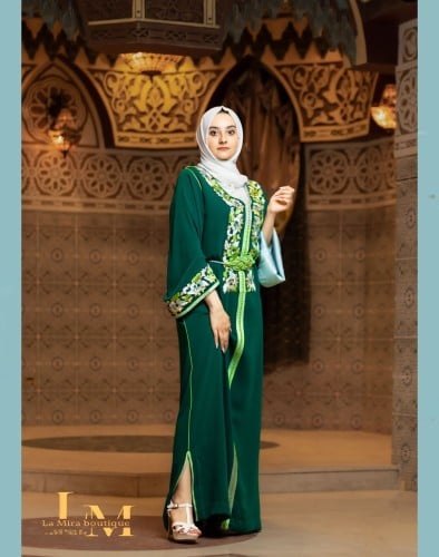 قفطان مغربي بلدي مع تطريزات خفيفه .