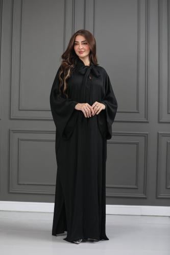 فستان حرير مع ربطه على العنق .