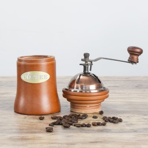 مطحنة قهوة يدوية خشبية بتصميم عتيق