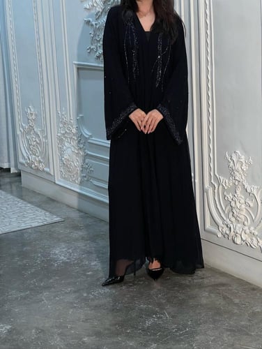 عباية صيفيه عليها فصوص باللون الاسود