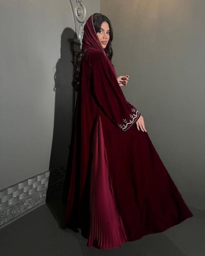 عباية مخمل عنابي مع كسرات على الجنب