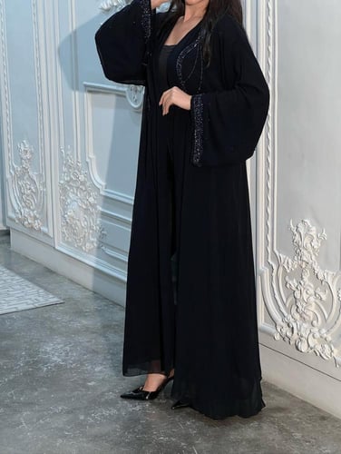 عباية صيفيه عليها فصوص باللون الاسود