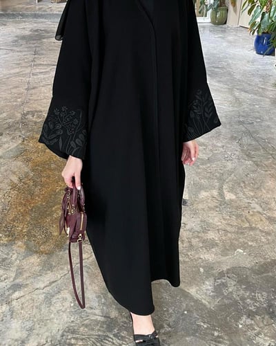 عبايا عمليه صيفيه بتطريز رهيب في الاكمام