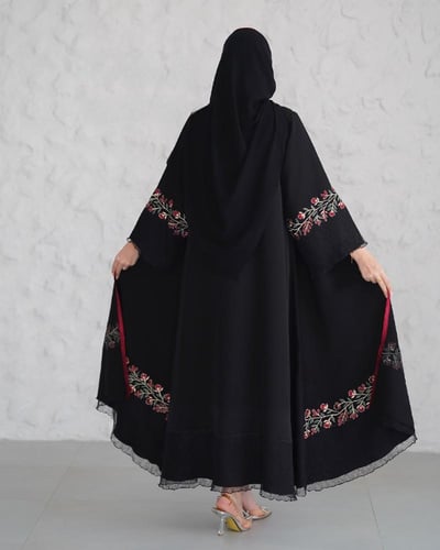 عبايه مطرزه ب دانتل ملكي