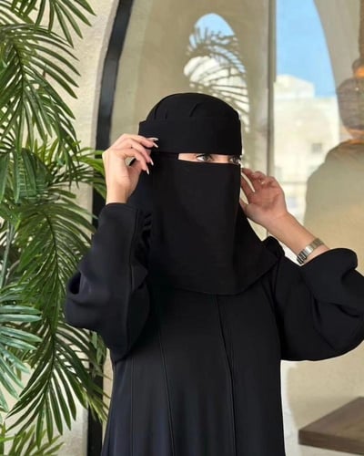 نقاب مبطن حرير قصير مائل