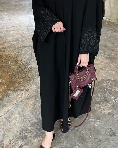 عبايا عمليه صيفيه بتطريز رهيب في الاكمام