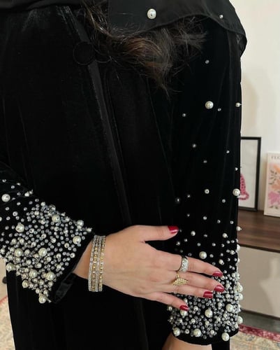 عباية مخمل اسود شتويه