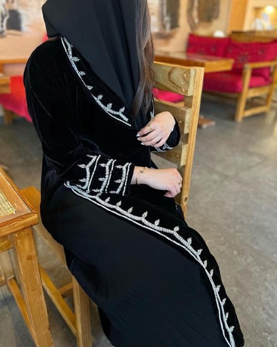 عباية شتويه مخمل اسود