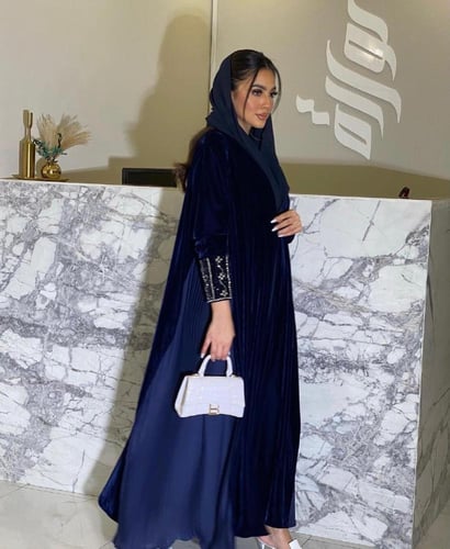 عبايه مخمل شتويه باللون الكحلي