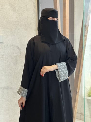 عبايات نقش في الاكمام