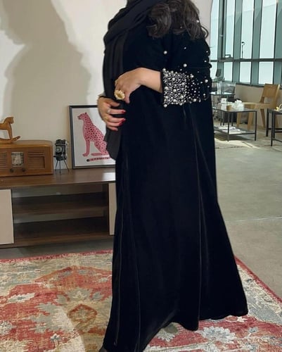 عباية مخمل اسود شتويه