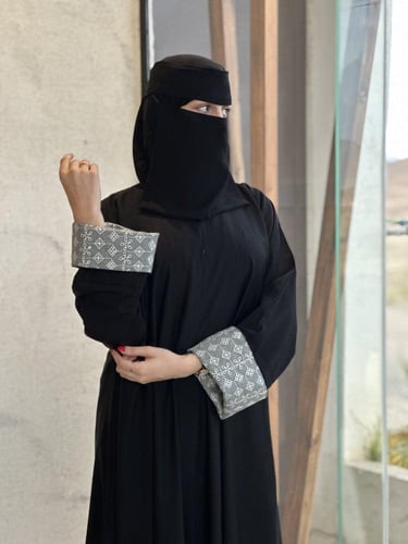 عبايات نقش في الاكمام