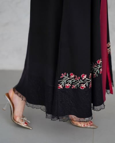 عبايه مطرزه ب دانتل ملكي