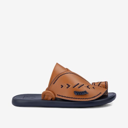 حذاء شرقي طبي باللون الجملي