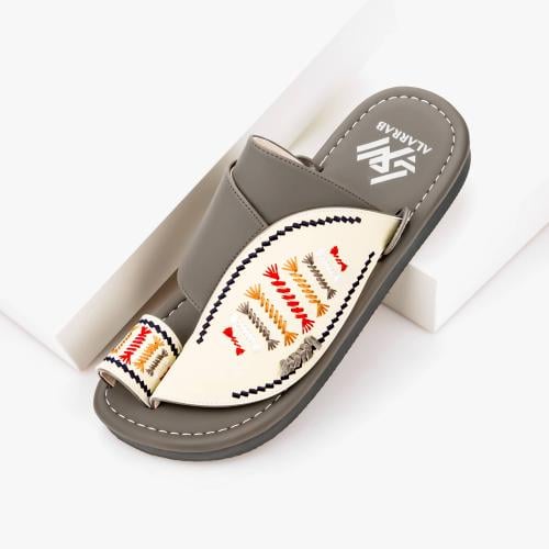 صندل شرقي رمادي وبيج بتطريز يدوي وجلد طبيعي