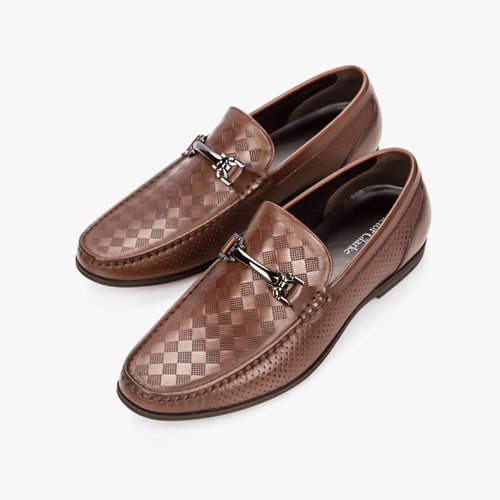 حذاء رسمي بني بنقشة مميزة من فيكتور كلارك