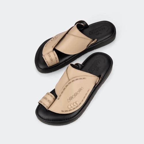 حذاء شرقي إيطالي بتصميم فاخر ولون بيج مميز