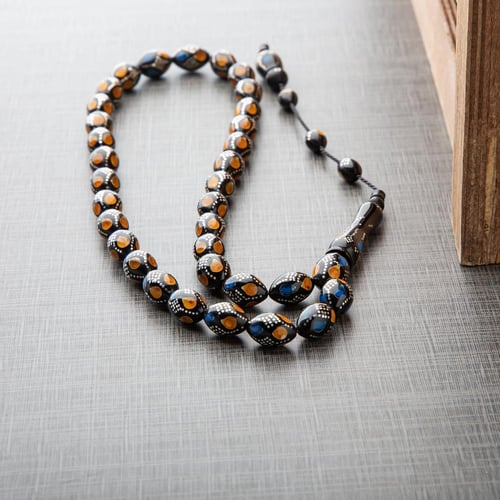 سبحه خزر أسود بنقشات أصفر وأزرق