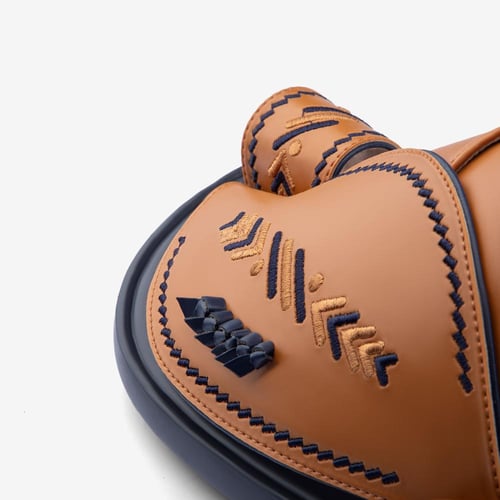 حذاء شرقي طبي باللون الجملي