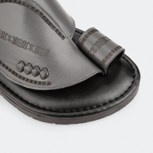 نعال رجالي إيطالي بلون رمادي بتصميم عصري فاخر