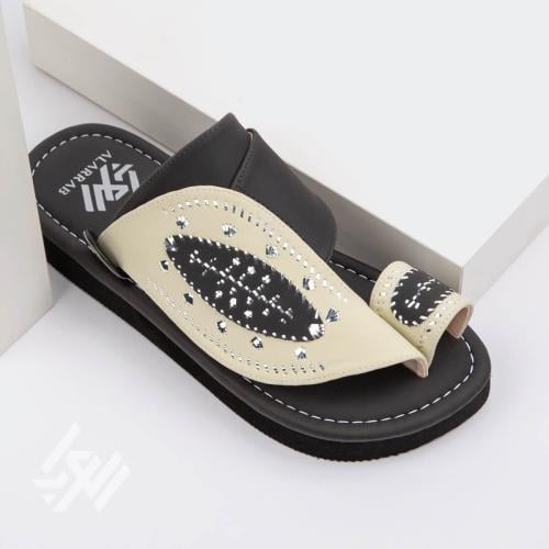 نعال شرقي مطرز يدويًا بلون أسود وعاجي أنيق