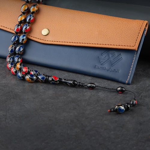 سبحه سوداء بنقشات كحلي واصفر واحمر