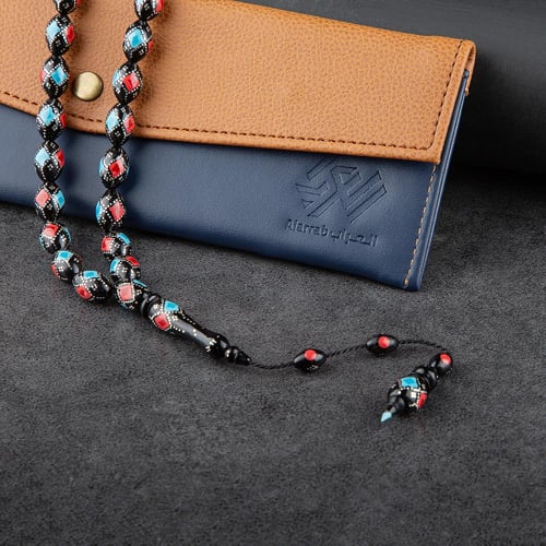 سبحه رائعة من الخرز الأسود الملون بالأحمر والفيروز...