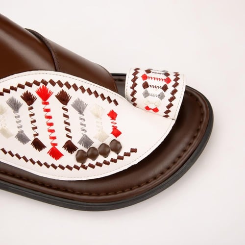 نعال شرقي إيطالي طبي بني وأبيض بتصميم أنيق