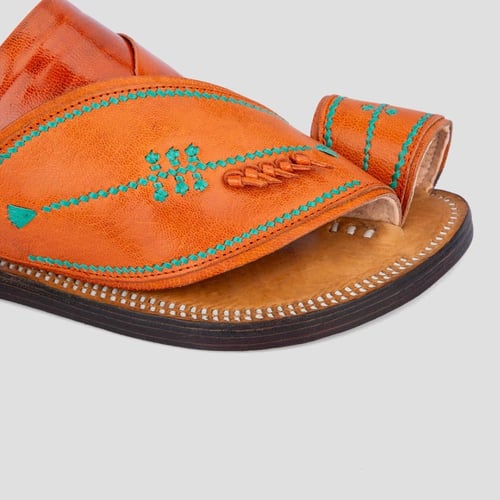 نعال شرقي جلد عسلي مطرز بخيوط زرقاء